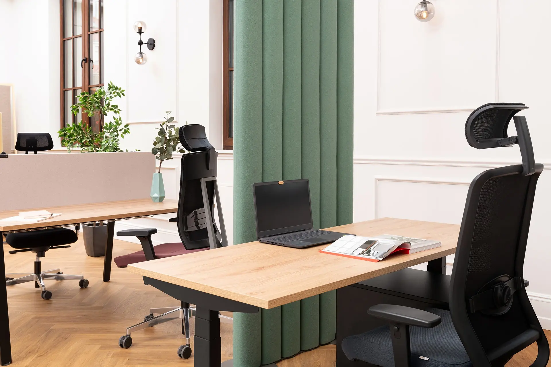 Einzelbüro in einer Kanzlei mit höhenverstellbarem Schreibtisch